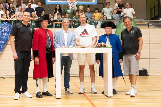USV Halle Rhinos U10 Training mit Andreas Obst Halle, Deutschland 25.Juli 2026: Im Bild:v.li.Jan Meusel Geschaeftsfuehrer des USV Halle e.V., ein Hallore, Buergermeister Egbert Geier (Stadt Halle Saale), Andreas Obst (Bayern Muenchen), ein Hallore, und Andreas Silbersack Präsident des Landessportbundes Sachsen-Anhalt Halle Saale SWH.arena Sachsen-Anhalt Deutschland *** USV Halle Rhinos U10 Practice with Andreas Obst, Halle, Germany, July 25, 2026. Pictured from left: Jan Meusel, Managing Director of USV Halle e.V., a Hallore, and Mayor Egbert Geier of the City of Halle an der Saale, Andreas Obst of Bayern Munich, a native of Halle, and Andreas Silbersack, President of the Saxony-Anhalt State Sports Federation, Halle an der Saale, SWH Arena, Saxony-Anhalt, Germany