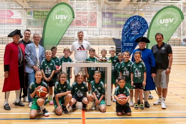 USV Halle Rhinos U10 Training mit Andreas Obst Halle, Deutschland 25.Juli 2026: Im Bild:v.li.Jan Meusel Geschaeftsfuehrer des USV Halle e.V., Buergermeister Egbert Geier (Stadt Halle Saale, Andreas Obst (FC Bayern Muenchen), Andreas Silbersack Praesident des Landesportbundes Sachsen Anhalt und der Nachwuchs U10 des USV Halle Saale Rhinos Basketball Halle Saale SWH.arena Sachsen-Anhalt Deutschland *** USV Halle Rhinos U10 Practice with Andreas Obst Halle, Germany, July 25, 2026 Pictured from left: Jan Meusel, Managing Director of USV Halle e.V.; Mayor Egbert Geier of the City of Halle Saale; Andreas Obst of FC Bayern Munich, Andreas Silbersack, President of the Saxony-Anhalt State Sports Federation, and the USV Halle Saale Rhinos U10 youth basketball team at the SWH Arena in Halle Saale, Saxony-Anhalt, Germany