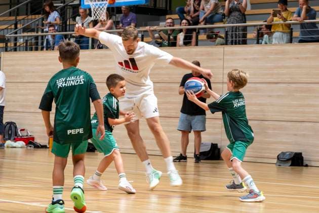 USV Halle Rhinos U10 Training mit Andreas Obst Halle, Deutschland 25.Juli 2026: Im Bild:Andreas Obst (FC Bayern Muenchen) spielt und trainiert mit dem Nachwuchs U10 des USV Halle Saale Rhinos Halle Saale SWH.arena Sachsen-Anhalt Deutschland *** USV Halle Rhinos U10 Practice with Andreas Obst Halle, Germany, July 25, 2026 Pictured: Andreas Obst of FC Bayern Munich plays and practices with the USV Halle Saale Rhinos U10 youth team at the SWH Arena in Halle Saale, Saxony-Anhalt, Germany