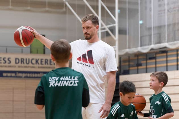 USV Halle Rhinos U10 Training mit Andreas Obst Halle, Deutschland 25.Juli 2026: Im Bild:Andreas Obst (FC Bayern Muenchen) spielt und trainiert mit dem Nachwuchs U10 des USV Halle Saale Rhinos Halle Saale SWH.arena Sachsen-Anhalt Deutschland *** USV Halle Rhinos U10 Practice with Andreas Obst Halle, Germany, July 25, 2026 Pictured: Andreas Obst of FC Bayern Munich plays and practices with the USV Halle Saale Rhinos U10 youth team at the SWH Arena in Halle Saale, Saxony-Anhalt, Germany