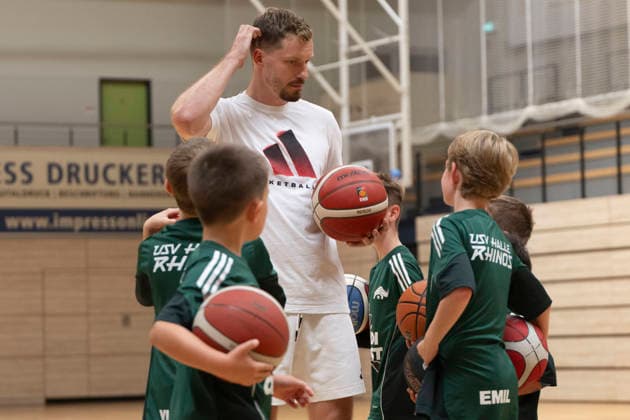 USV Halle Rhinos U10 Training mit Andreas Obst Halle, Deutschland 25.Juli 2026: Im Bild:Andreas Obst (FC Bayern Muenchen) spielt und trainiert mit dem Nachwuchs U10 des USV Halle Saale Rhinos Halle Saale SWH.arena Sachsen-Anhalt Deutschland *** USV Halle Rhinos U10 Practice with Andreas Obst Halle, Germany, July 25, 2026 Pictured: Andreas Obst of FC Bayern Munich plays and practices with the USV Halle Saale Rhinos U10 youth team at the SWH Arena in Halle Saale, Saxony-Anhalt, Germany
