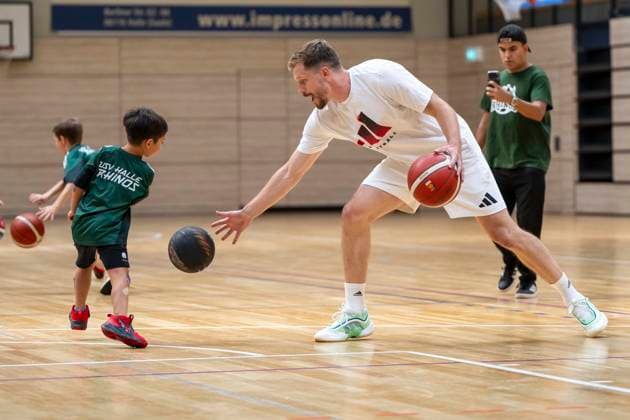 USV Halle Rhinos U10 Training mit Andreas Obst Halle, Deutschland 25.Juli 2026: Im Bild:Andreas Obst (FC Bayern Muenchen) spielt und trainiert mit dem Nachwuchs U10 des USV Halle Saale Rhinos Halle Saale SWH.arena Sachsen-Anhalt Deutschland *** USV Halle Rhinos U10 Practice with Andreas Obst Halle, Germany, July 25, 2026 Pictured: Andreas Obst of FC Bayern Munich plays and practices with the USV Halle Saale Rhinos U10 youth team at the SWH Arena in Halle Saale, Saxony-Anhalt, Germany