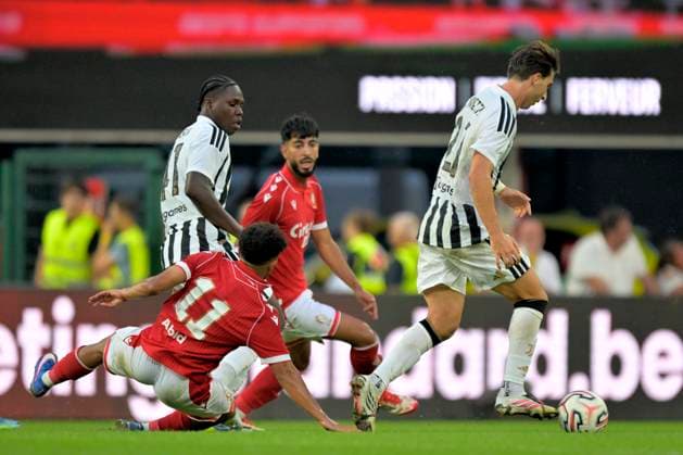 Standard de Liege v Juventus - Jupiler Pro League Friendly LIEGE, BELGIUM - JULY 25 : Abid Adnane midfielder of Standard de Liege battles for the ball with Miretti Fabio of Juventus during the Jupiler Pro League friendly match between Standard de Liege and Juventus on July 25, 2026 in Liege, Belgium, 25 07 2026 Liege Belgium  Copyright: xSesx