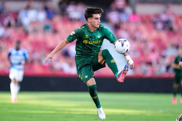 July 25, 2026, Granada, Granada, Spain: Jose Antonio Morante of Real Betis controls the ball during the Ciudad de Granada Trophy football match played between Granada CF and Real Betis at Nuevo Los Carmenes stadium on July 25, 2026, in Granada, Spain. Granada Spain - ZUMAa181 20260725_zaa_a181_028 Copyright: xJoaquinxCorcherox