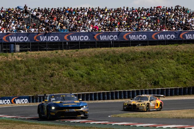 GER, DTM, 9. & 10. Lauf, Motorsport Arena Oschersleben 25.07.2026, Motorsport Arena, Oschersleben, GER, DTM, 9. & 10. Lauf, Motorsport Arena Oschersleben Arjun Maini, HRT Ford Racing Ford Mustang GT3 Evo, Kelvin van der Linde, Schubert Motorsport BMW M4 GT3 Evo Â Foto: Alexander Trienitz Oschersleben Motorsport Arena Sachsen-Anhalt Deutschland *** GER, DTM, Round 9 of 10, Motorsport Arena Oschersleben, July 25, 2026, Motorsport Arena, Oschersleben, GER, DTM, Round 9 of 10, Motorsport Arena Oschersleben Arjun Maini, HRT Ford Racing Ford Mustang GT3 Evo, Kelvin van der Linde, Schubert Motorsport BMW M4 GT3 Evo Photo by Alexander Trienitz Oschersleben Motorsport Arena Saxony-Anhalt Germany