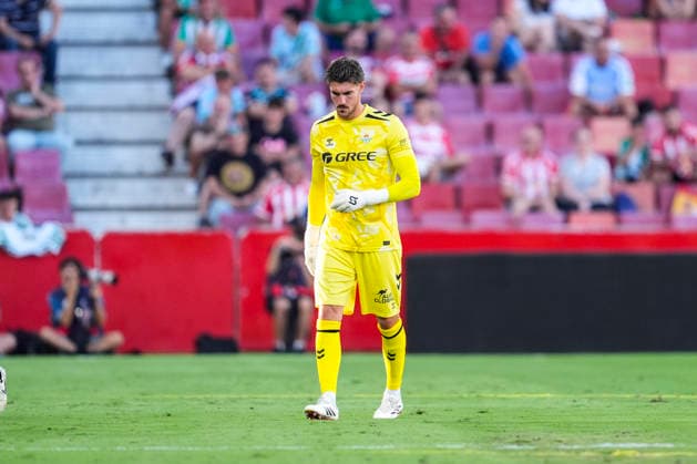 July 25, 2026, Granada, Granada, Spain: Diego Conde of Real Betis leaves the pitch injured during the Ciudad de Granada Trophy football match played between Granada CF and Real Betis at Nuevo Los Carmenes stadium on July 25, 2026, in Granada, Spain. Granada Spain - ZUMAa181 20260725_zaa_a181_034 Copyright: xJoaquinxCorcherox