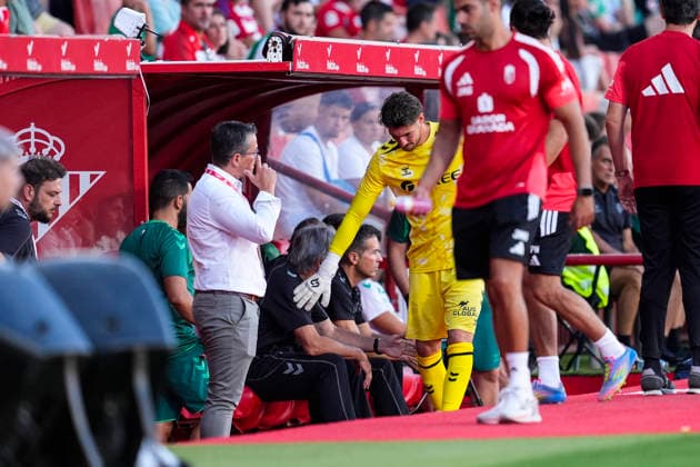 July 25, 2026, Granada, Granada, Spain: Diego Conde of Real Betis leaves the pitch injured during the Ciudad de Granada Trophy football match played between Granada CF and Real Betis at Nuevo Los Carmenes stadium on July 25, 2026, in Granada, Spain. Granada Spain - ZUMAa181 20260725_zaa_a181_036 Copyright: xJoaquinxCorcherox