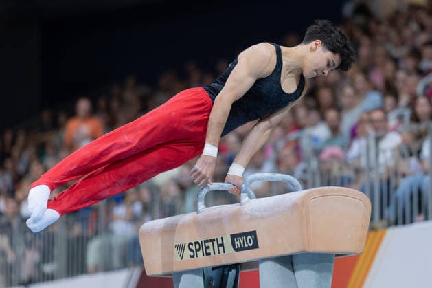 Deutsche Meisterschaften im Gerätturnen 2026, Gerätfinals Jonas Eder (MTV 1846 Ludwigsburg) bei seiner Übung im Gerätfinale am Pauschenpferd. Deutsche Meisterschaften im Gerätturnen, Gerätfinals, am 25. Juli 2026 in der ZAG-Arena in Hannover., Hannover Niedersachsen Deutschland ZAG Arena *** 2026 German Artistic Gymnastics Championships, Apparatus Finals: Jonas Eder of MTV 1846 Ludwigsburg performing his routine in the pommel horse apparatus final at the German Artistic Gymnastics Championships, Apparatus Finals, on July 25, 2026, at the ZAG Arena in Hanover, Hanover, Lower Saxony, Germany, ZAG Arena