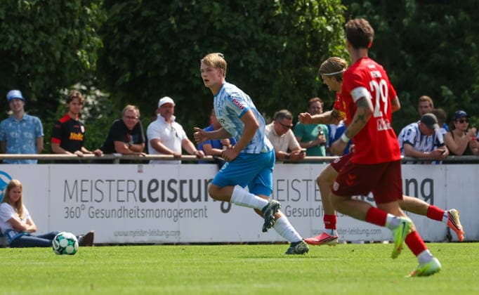 2026.07.25, Deutschland, Stuttgart, Fußball SV Stuttgarter Kickers vs. SSV Jahn Regensburg, Maximilian Vogel (Kickers, links) *** July 25, 2026, Germany, Stuttgart, Soccer: SV Stuttgarter Kickers vs. SSV Jahn Regensburg, Maximilian Vogel (Kickers), left