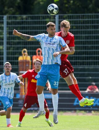 2026.07.25, Deutschland, Stuttgart, Fußball SV Stuttgarter Kickers vs. SSV Jahn Regensburg, v.l. Dejan Bozic (Kickers),, Leopold Wurm (Regensburg) *** July 25, 2026, Germany, Stuttgart, Soccer: SV Stuttgarter Kickers vs. SSV Jahn Regensburg; from left: Dejan Bozic (Kickers), Leopold Wurm (Regensburg)