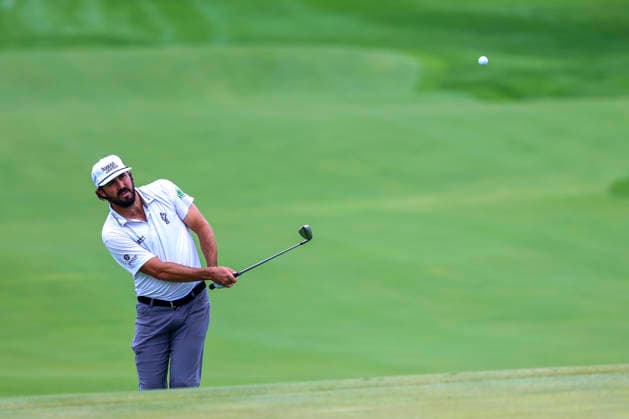 July 25, 2026, Blaine, Minnesota, United States: MARK HUBBARD chips the ball onto the green at hole sixteen. This is the third day of the at TPC Twin Cities in Blaine Minnesota. 2026 PGA, Golf Herren 3M Open - Day 3  - ZUMAt166 20260725_zsp_t166_016 Copyright: xMichaelxTurnerx