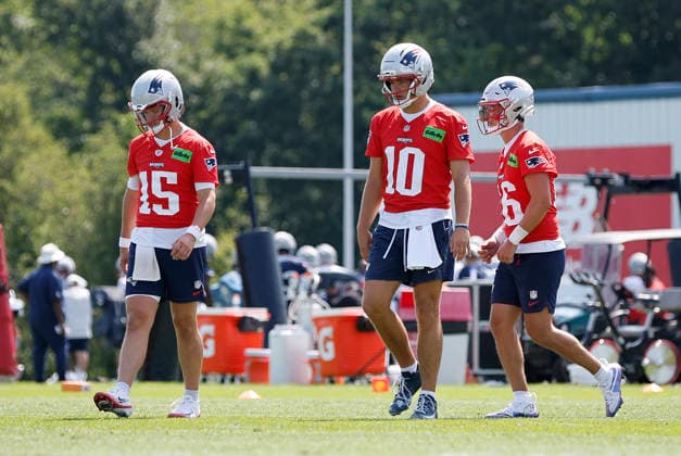July 25, 2026; Foxborough, MA, USA; New England Patriots quarterback Behren Morton (15), New England Patriots quarterback Drake Maye (10) and New England Patriots quarterback Tommy DeVito (16) during Patriots training camp at Gillette Stadium. CSM Foxborough United States - ZUMAc04_ 20260725_zma_c04_132 Copyright: xAnthonyxNesmithx