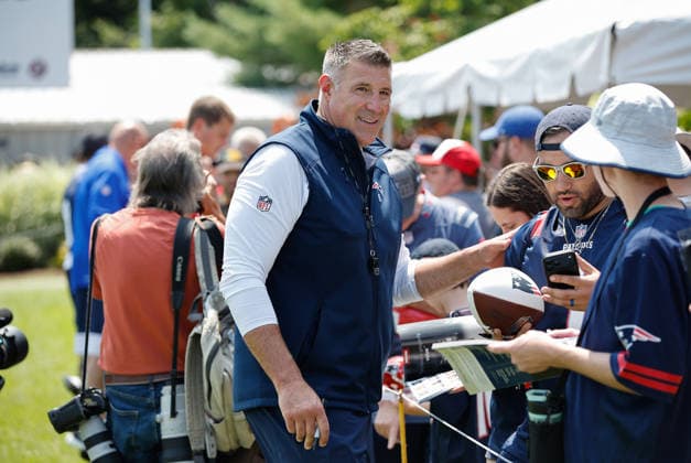 July 25, 2026; Foxborough, MA, USA; New England Patriots head coach Mike Vrabel signs autographs during Patriots training camp at Gillette Stadium. CSM Foxborough United States - ZUMAc04_ 20260725_zma_c04_145 Copyright: xAnthonyxNesmithx