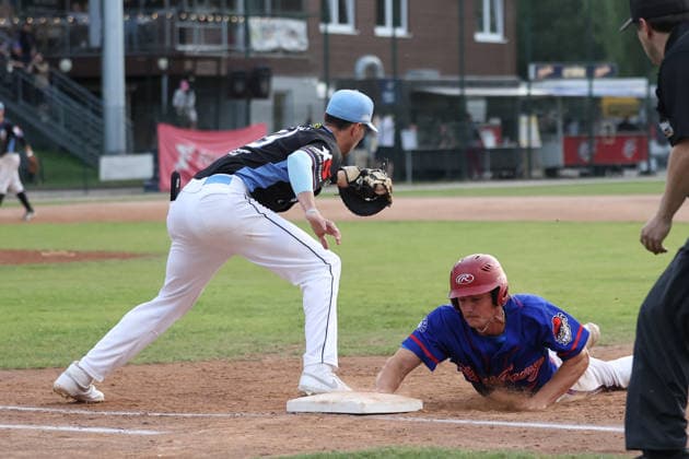 Baseballl I Herren I Saison 2026 I 1.Bundesliga I 17. Spieltag I Hamburg Stealers - Guggenberger Legionäre I 25.07.2026 Daniel Patrice (69, Guggenberger Legionäre) Jeremey Fernandez (9, Hamburg Stealers) Hamburg Jackie-Robinson-Ballpark Hamburg Deutschland *** Baseball Men s 2026 Season Bundesliga 1 Matchday 17 Hamburg Stealers vs. Guggenberger Legionäre July 25, 2026 Daniel Patrice 69, Guggenberger Legionäre Jeremey Fernandez 9, Hamburg Stealers Hamburg Jackie Robinson Ballpark, Hamburg, Germany Copyright: xLobeca RalfxHomburgx
