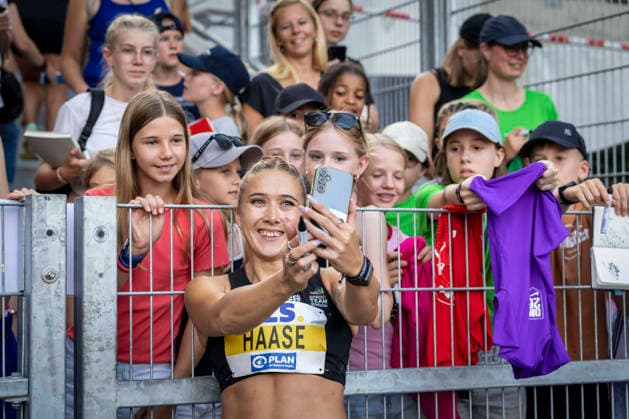 Deutsche Leichtathletik-Meisterschaften; Bochum-Wattenscheid, 25.07.2026 Rebekka Haase (Sprintteam Wetzlar) bei den Fans; Deutsche Leichtathletik-Meisterschaften am 25.07.2026 im Lorheide-Stadion, Bochum-Wattenscheid (Nordrhein-Westfalen). *** German Track and Field Championships, Bochum-Wattenscheid, July 25, 2026: Rebekka Haase of Sprintteam Wetzlar with fans at the German Track and Field Championships on July 25, 2026, at Lorheide Stadium, Bochum-Wattenscheid, North Rhine-Westphalia Copyright: xBEAUTIFULxSPORTS LeahxKohringx