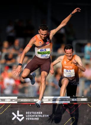 Sieger BEBENDORF Karl (1.Platz) Aktion am Wassergraben, dahinter BUCHHOLZ Niklas (2.Platz). Finale 3000m Hindernis der Männer, am 25.07.2026 Leichtathletik Deutschen Meisterschaften vom 25.07.- 26.07.2026 in Bochum-Wattenscheid Deutschland. Lohrheidestadion *** Winner: Karl BEBENDORF, 1st place in the Water Trench Event, followed by Niklas Buchholz, 2nd place in the Men’s 3000m Steeplechase Final, on July 25, 2026, at the German Track and Field Championships held from July 25–26, 2026, in Bochum-Wattenscheid, Germany, at Lohrheidestadion