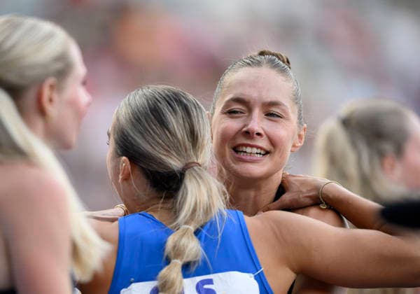 LÜCKENKEMPER Gina r. (3.Platz) gratuliert Siegerin ERNST Jolina. Finale 100m der Frauen, am 25.07.2026 Leichtathletik Deutschen Meisterschaften vom 25.07.- 26.07.2026 in Bochum-Wattenscheid Deutschland. Lohrheidestadion *** Gina LÜCKENKEMPER, 3rd place, congratulates winner Jolina ERNST in the women s 100m final, on July 25, 2026, at the German Track and Field Championships held from July 25–26, 2026, in Bochum-Wattenscheid, Germany, at Lohrheidestadion