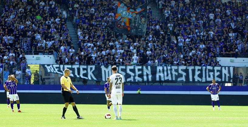 Aus Protest gegen die nicht automatische Aufstiegsregelung für die Regionalligaersten in die 3.Liga verzögerten die Teams den Spielbeginn. Fußball Regionalliga Nordost 2026 27 FC Erzgebirge Aue - VSG Altglienicke am 25.7.2026 Erzgebirge Aue - VSG Altglienicke *** In protest against the non-automatic promotion rule for Regionalliga champions to the 3. Liga, the teams delayed the start of the 2026–27 Northeast Regionalliga soccer match between FC Erzgebirge Aue and VSG Altglienicke on July 25, 2026, in ErzgebAue vs. VSG Altglienicke