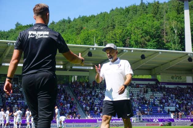 Vor Spielbeginn: Trainer Khvicha Shubitidze (Aue) mit Trainer Dan Twardzik (Altglienicke, links) Fußball Regionalliga Nordost 2026 27 FC Erzgebirge Aue - VSG Altglienicke 3:3 am 25.7.2026 Erzgebirge Aue - VSG Altglienicke *** Before the game, Aue coach Khvicha Shubitidze with Altglienicke coach Dan Twardzik, Left: Northeast Regional League 2026–27, FC Erzgebirge Aue vs. VSG Altglienicke, 3–3 on July 25, 2026, Erzgebirge Aue vs. VSG Altglienicke