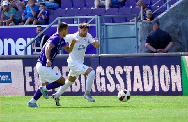 Patrick Kapp (Aue, links) im Laufduell mit Nikos Zografakis (Altglienicke) Fußball Regionalliga Nordost 2026 27 FC Erzgebirge Aue - VSG Altglienicke 3:3 am 25.7.2026 Erzgebirge Aue - VSG Altglienicke *** Patrick Kapp (Aue), on the left in a footrace with Nikos Zografakis Altglienicke Soccer Northeast Regional League 2026–27 FC Erzgebirge Aue vs. VSG Altglienicke 3–3 on July 25, 2026 Erzgebirge Aue vs. VSG Altglienicke