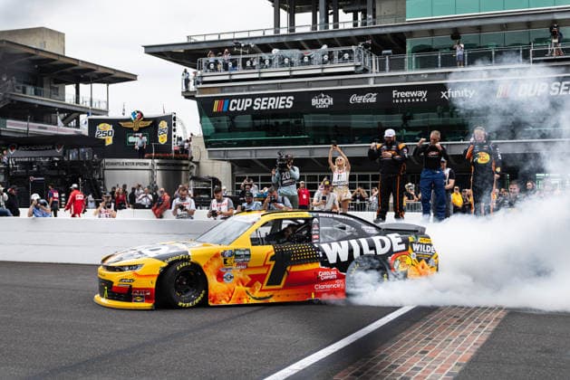 July 25, 2026, Speedway, Indianapolis, USA: CARSON KVAPIL, driver of the No. 1 Chevrolet for JR Motorsports, does a burnout on the frontstretch after winning the Pennzoil 250 race at the Indianapolis Motor Speedway. NASCAR, Motorsport, USA 2026: Carson Kvapil Wins Pennzoil 250  - ZUMAw173 20260725_zsp_w173_008 Copyright: xLukexWelshx