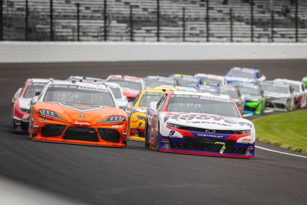 July 25, 2026, Speedway, Indianapolis, USA: ROSS CHASTAIN, driver of the No. 9 Chevrolet for JR Motorsports, leads the O Reilly Auto Parts Series field out of Turn 1 during a restart at the Pennzoil 250 race at the Indianapolis Motor Speedway. NASCAR, Motorsport, USA 2026: Carson Kvapil Wins  - ZUMAw173 20260725_zsp_w173_018 Copyright: xLukexWelshx