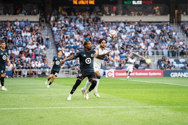 Minnesota United FC (USA) playing against Vancouver Whitecaps FC (USA) in the MLS, Fussball Herren, USA in Minneapolis at the Allianz Field on July 25th 2026, regular season 2026 Kyle Duncan (Minnesota United FC, 03) und Jeevan Badwal (Vancouver Whitecaps FC, 59) kaempfen um den Ball Minneapolis Allianz Field Minnesota United States of America *** Minnesota United FC (USA) playing against Vancouver Whitecaps FC (USA) in the MLS in Minneapolis at Allianz Field on July 25, 2026, during the 2026 regular season. Kyle Duncan, Minnesota United FC, No. 03, and Jeevan Badwal of Vancouver Whitecaps FC, No. 59, battle for the ball at Allianz Field in Minneapolis, Minnesota, United States of America