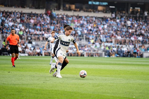 Minnesota United FC (USA) playing against Vancouver Whitecaps FC (USA) in the MLS, Fussball Herren, USA in Minneapolis at the Allianz Field on July 25th 2026, regular season 2026 Mihail Gherasimencov (Vancouver Whitecaps FC, 29) und Joaquin Pereyra (Minnesota United FC, 26) kaempfen um den Ball Minneapolis Allianz Field Minnesota United States of America *** Minnesota United FC (USA) playing against Vancouver Whitecaps FC (USA) in the MLS in Minneapolis at Allianz Field on July 25, 2026, during the 2026 regular season. Mihail Gherasimencov of Vancouver Whitecaps FC, 29, and Joaquin Pereyra of Minnesota United FC, 26, battle for the ball at Allianz Field in Minneapolis, Minnesota, United States of America
