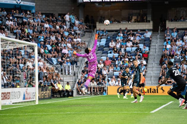 Minnesota United FC (USA) playing against Vancouver Whitecaps FC (USA) in the MLS, Fussball Herren, USA in Minneapolis at the Allianz Field on July 25th 2026, regular season 2026 Drake Callender (Minnesota United FC, 12) schlaegt den Ball weg Minneapolis Allianz Field Minnesota United States of America *** Minnesota United FC (USA) playing against Vancouver Whitecaps FC (USA) in the MLS in Minneapolis at Allianz Field on July 25, 2026, during the 2026 regular season. Drake Callender of Minnesota United FC, No. 12, clears the ball at Allianz Field in Minneapolis, Minnesota, United States of America.