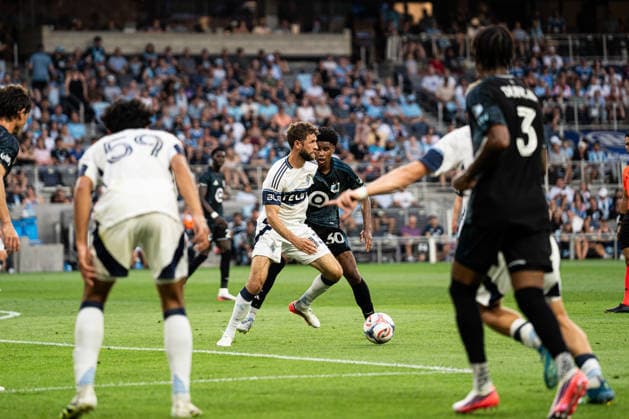 Minnesota United FC (USA) playing against Vancouver Whitecaps FC (USA) in the MLS, Fussball Herren, USA in Minneapolis at the Allianz Field on July 25th 2026, regular season 2026 Thomas Mueller (Vancouver Whitecaps FC, 13) im Angriff gegen Owen Gene (Minnesota United FC, 30) Minneapolis Allianz Field Minnesota United States of America *** Minnesota United FC (USA) vs. Vancouver Whitecaps FC (USA) in the MLS at Allianz Field in Minneapolis on July 25, 2026, 2026 regular season. Thomas Mueller (Vancouver Whitecaps FC, No. 13) on the attack against Owen Gene (Minnesota United FC, No. 30). Minneapolis, Allianz Field, Minnesota, United States of America