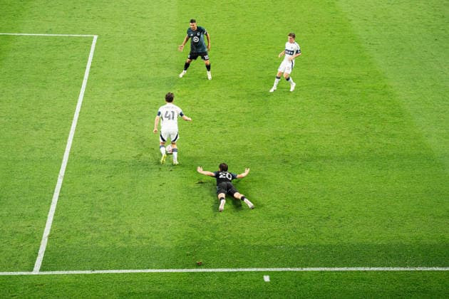 Minnesota United FC (USA) playing against Vancouver Whitecaps FC (USA) in the MLS, Fussball Herren, USA in Minneapolis at the Allianz Field on July 25th 2026, regular season 2026 Wil Trapp (Minnesota United FC, 20) beschwert sich ueber eine Entscheidung Minneapolis Allianz Field Minnesota United States of America *** Minnesota United FC (USA) played against Vancouver Whitecaps FC (USA) in the MLS at Allianz Field in Minneapolis on July 25, 2026, during the 2026 regular season. Wil Trapp of Minnesota United FC, 20, complained about a call at Allianz Field in Minneapolis, Minnesota, United States of America.