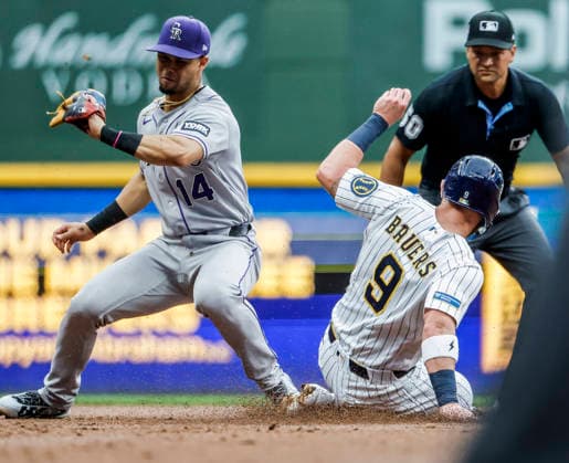 Second base umpire Charlie Ramos watches as Milwaukee Brewers first baseman Jake Bauers steals second base in Colorado Rockies shortstop Ezequiel Tovar in the second inning of the MLB, Baseball Herren, USA game between the Colorado Rockies and the Milwaukee Brewers at American Family Field in Milwaukee, Wisconsin on Saturday July 25, 2026.  MIL20260725803 TANNENxMAURY