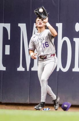 Colorado Rockies center fielder Cole Carrigg catches a fly ball hit by Milwaukee Brewers third baseman David Hamilton in the second inning of the MLB, Baseball Herren, USA game between the Colorado Rockies and the Milwaukee Brewers at American Family Field in Milwaukee, Wisconsin on Saturday July 25, 2026. The Rockies defeated the Brewers 5-2.  MIL20260725807 TANNENxMAURY