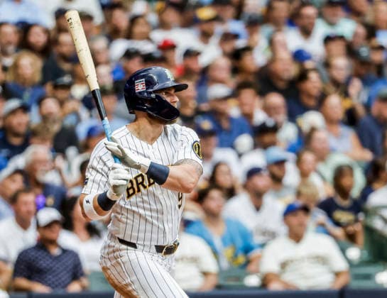 Milwaukee Brewers first baseman Jake Bauers hits a single in the fourth inning of the MLB, Baseball Herren, USA game between the Colorado Rockies and the Milwaukee Brewers at American Family Field in Milwaukee, Wisconsin on Saturday July 25, 2026.  MIL20260725812 TANNENxMAURY