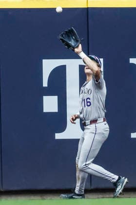 Colorado Rockies center fielder Cole Carrigg catches a fly ball hit by Milwaukee Brewers center fielder Garrett Mitchell in the fourth inning of the MLB, Baseball Herren, USA game between the Colorado Rockies and the Milwaukee Brewers at American Family Field in Milwaukee, Wisconsin on Saturday July 25, 2026.  MIL20260725813 TANNENxMAURY