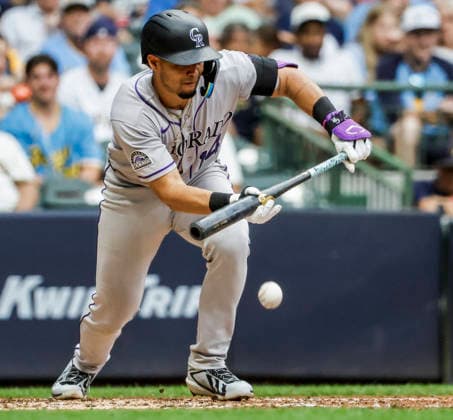 Colorado Rockies right fielder Tyler Freeman lays down a bunt in the fifth inning of the MLB, Baseball Herren, USA game between the Colorado Rockies and the Milwaukee Brewers at American Family Field in Milwaukee, Wisconsin on Saturday July 25, 2026.  MIL20260725815 TANNENxMAURY