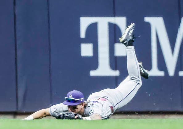 Colorado Rockies center fielder Cole Carrigg makes a diving catch of a fly ball hit by Milwaukee Brewers second baseman Brice Turang in the fifth inning of the MLB, Baseball Herren, USA game between the Colorado Rockies and the Milwaukee Brewers at American Family Field in Milwaukee, Wisconsin on Saturday July 25, 2026.  MIL20260725817 TANNENxMAURY