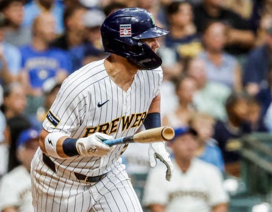 Milwaukee Brewers first baseman Jake Bauers hits a single in the sixth inning of the MLB, Baseball Herren, USA game between the Colorado Rockies and the Milwaukee Brewers at American Family Field in Milwaukee, Wisconsin on Saturday July 25, 2026.  MIL20260725819 TANNENxMAURY
