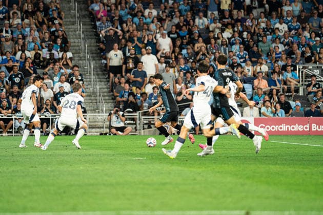 Minnesota United FC (USA) playing against Vancouver Whitecaps FC (USA) in the MLS, Fussball Herren, USA in Minneapolis at the Allianz Field on July 25th 2026, regular season 2026 Tomas Chancalay (Minnesota United FC, 08) vor einem Torschuss gegen Tate Johnson (Vancouver Whitecaps FC, 28) Minneapolis Allianz Field Minnesota United States of America *** Minnesota United FC (USA) playing against Vancouver Whitecaps FC (USA) in the MLS in Minneapolis at Allianz Field on July 25, 2026, during the 2026 regular season. Tomas Chancalay of Minnesota United FC, 08, about to take a shot on goal against Tate Johnson of the Vancouver Whitecaps FC, 28, at Allianz Field in Minneapolis, Minnesota, United States of America