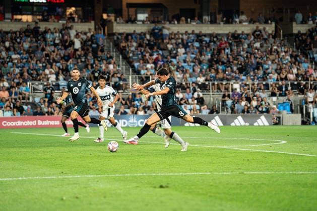 Minnesota United FC (USA) playing against Vancouver Whitecaps FC (USA) in the MLS, Fussball Herren, USA in Minneapolis at the Allianz Field on July 25th 2026, regular season 2026 Tomas Chancalay (Minnesota United FC, 08) im Zweikampf mit Tate Johnson (Vancouver Whitecaps FC, 28) um den Ball Minneapolis Allianz Field Minnesota United States of America *** Minnesota United FC (USA) playing against Vancouver Whitecaps FC (USA) in the MLS in Minneapolis at Allianz Field on July 25, 2026, during the 2026 regular season. Tomas Chancalay of Minnesota United FC, No. 08 in a duel with Tate Johnson of the Vancouver Whitecaps FC, No. 28, for the ball at Allianz Field in Minneapolis, Minnesota, United States of America