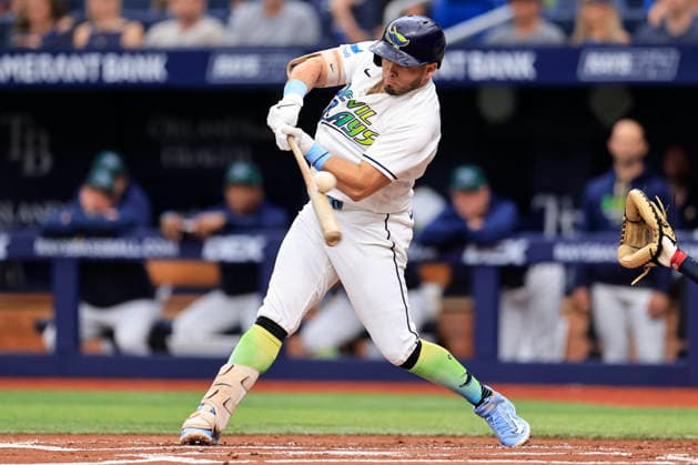 July 25, 2026, St. Petersburg, Florida, USA: Tampa Bay Rays first baseman Jonathan Aranda (8) fouls off a pitch during an MLB, Baseball Herren, USA game against the Cleveland Guardians on July 25, 2026 at Tropicana Field. The Rays beat the Guardians 3-0. St. Petersburg USA - ZUMAh180 20260725_zsp_h180_004 Copyright: xKimxHukarix
