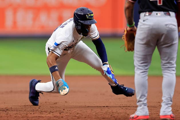 July 25, 2026, St. Petersburg, Florida, USA: Tampa Bay Rays left fielder Chandler Simpson (14) gets caught in a run down and is able to slide back safely at first base during an MLB, Baseball Herren, USA game against the Cleveland Guardians on July 25, 2026 at Tropicana Field. The Rays beat the Guardians 3-0. St. Petersburg USA - ZUMAh180 20260725_zsp_h180_046 Copyright: xKimxHukarix