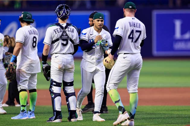 July 25, 2026, St. Petersburg, Florida, USA: High fives for the winners as the Tampa Bay Rays celebrate the win after an MLB, Baseball Herren, USA game against the Cleveland Guardians on July 25, 2026 at Tropicana Field. The Rays beat the Guardians 3-0. St. Petersburg USA - ZUMAh180 20260725_zsp_h180_049 Copyright: xKimxHukarix