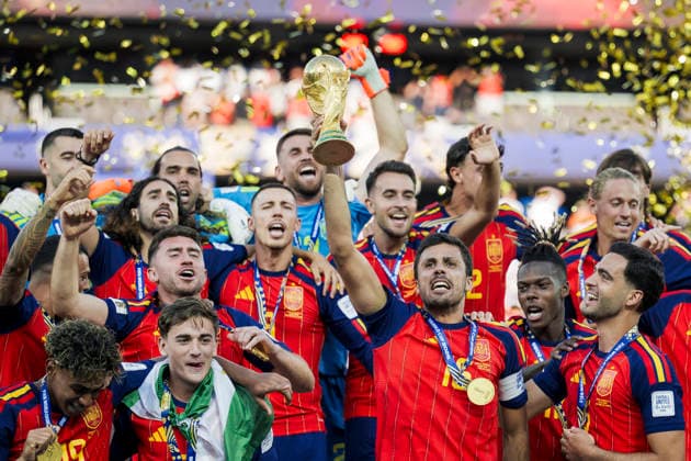 Spain v Argentina - FIFA World Cup, WM, Weltmeisterschaft, Fussball 2026 Rodri of Spain lifts the trophy as teammates celebrate during the award ceremony following the FIFA World Cup 2026 final football match between Spain and Argentina. Spain won 1-0 over Argentina after extra time. East Rutherford United States Copyright: xNicolòxCampox