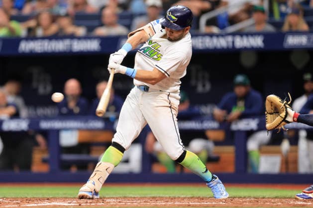 July 25, 2026, St. Petersburg, Florida, USA: Tampa Bay Rays first baseman Jonathan Aranda (8) singles to left field during an MLB, Baseball Herren, USA game against the Cleveland Guardians on July 25, 2026 at Tropicana Field. The Rays beat the Guardians 3-0. St. Petersburg USA - ZUMAh180 20260725_zsp_h180_073 Copyright: xKimxHukarix