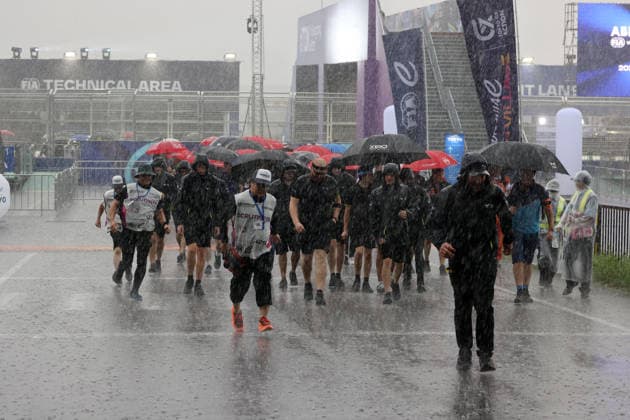 Teammitglieder aller Teams sowie der FE verlassen wegen Gewitter das Fahrerlager, FIA Formel E Weltmeisterschaft, Saison 12, Tokio E- Prix, 26.07.2026, Evakuierung *** Team members from all teams, as well as the FE, are leaving the paddock due to a thunderstorm; FIA Formula E World Championship, Season 12, Tokyo E-Prix, July 26, 2026; Evacuation