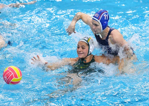 July 26, 2026, Sydney, Nsw, Australia: BELLA MARKOCH of Russia and TENEALLE FASALA of Australia compete for the ball in the Women s bronze medal match between Australia and Russia during the 2026 World Aquatics Women s Water polo, Wasserball World Cup. Sydney Australia - ZUMAt173 20260726_zsp_t173_008 Copyright: xStephanexThomasx