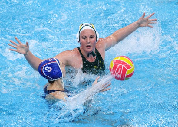 July 26, 2026, Sydney, Nsw, Australia: CHARLIZE ANDREWS of Australia defends against OLGA LUPINOGINA of Russia in the Women s bronze medal match between Australia and Russia during the 2026 World Aquatics Women s Water polo, Wasserball World Cup. Sydney Australia - ZUMAt173 20260726_zsp_t173_009 Copyright: xStephanexThomasx