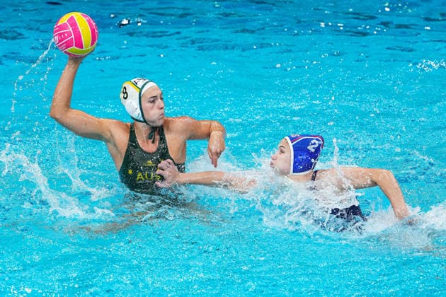 July 26, 2026, Sydney, Nsw, Australia: SIENNA HEARN of Australia passes the ball under pressure from MARIIA MAKAROVA of Russia in the Women s bronze medal match between Australia and Russia during the 2026 World Aquatics Women s Water polo, Wasserball World Cup. Sydney Australia - ZUMAt173 20260726_zsp_t173_010 Copyright: xStephanexThomasx