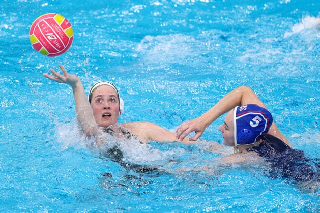 July 26, 2026, Sydney, Nsw, Australia: ALICE WILLIAMS of Australia controls the ball under pressure from DARIA SAVCHENKO of Russia in the Women s bronze medal match between Australia and Russia during the 2026 World Aquatics Women s Water polo, Wasserball World Cup. Sydney Australia - ZUMAt173 20260726_zsp_t173_012 Copyright: xStephanexThomasx